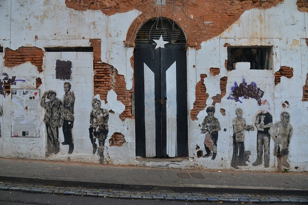 Puerta en el Viejo San Juan con bandera de Puerto Rico en blanco y negro